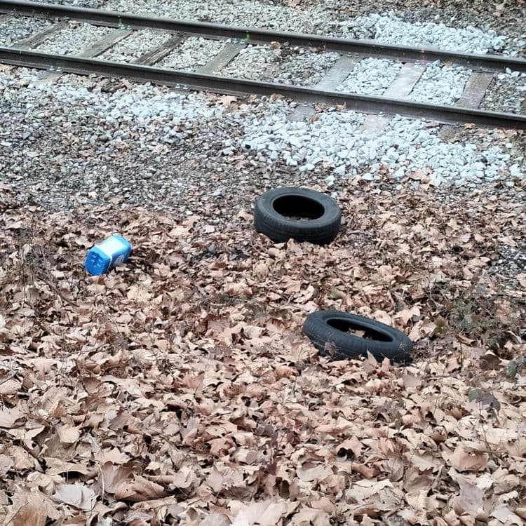 Deux pneus usagés et un bidon abandonnés sur les voies ferrées 