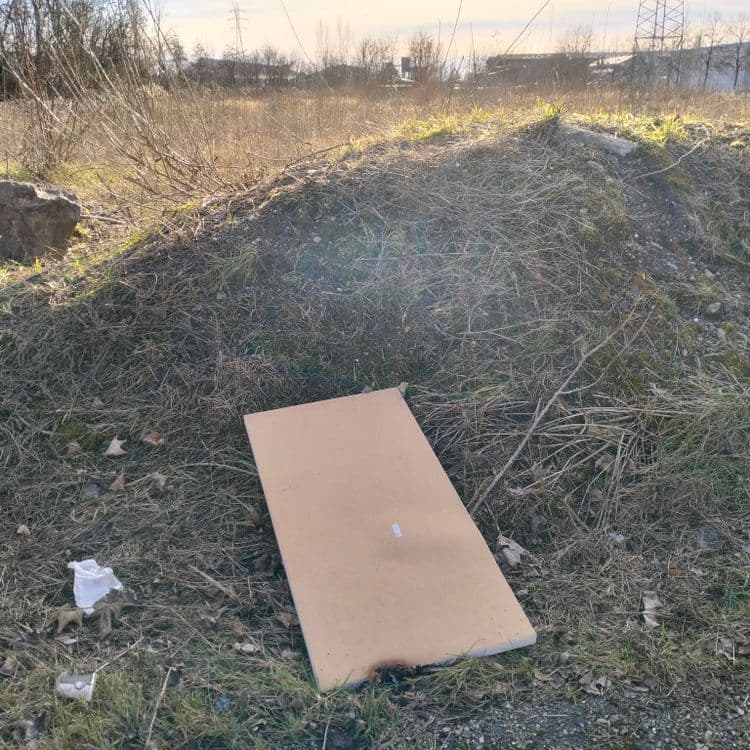 Panneau mobilier abandonné au bord d'un terrain vague 