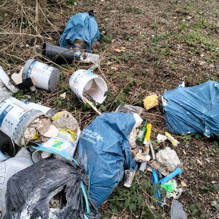 Déchets du bâtiment abandonnés sur un chemin au bord d'un rond point 