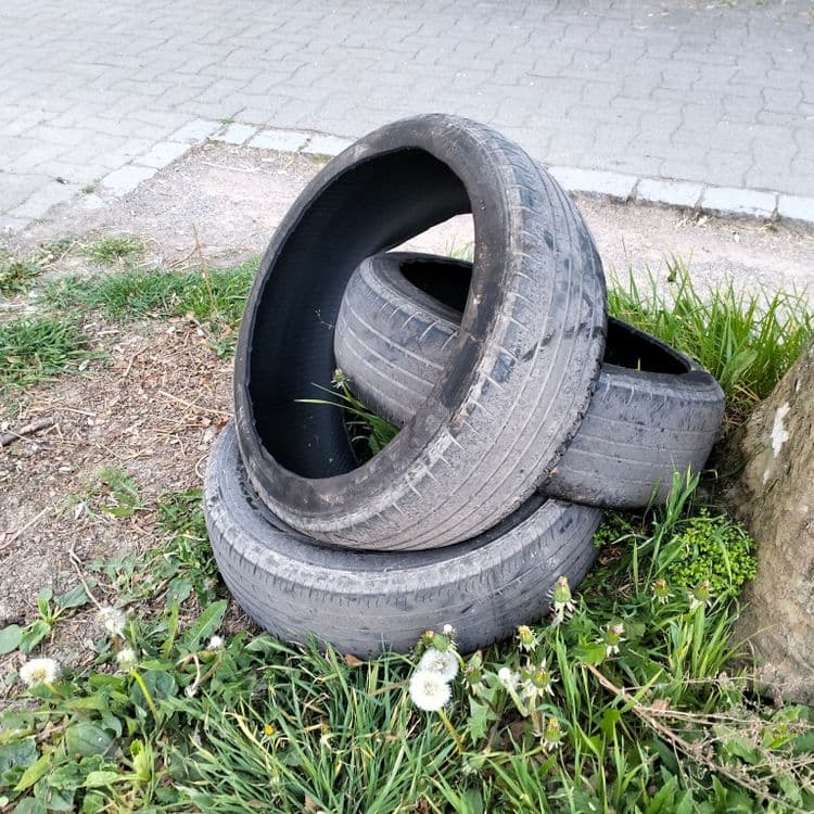 3 pneus usagés abandonnés sur le trottoir 