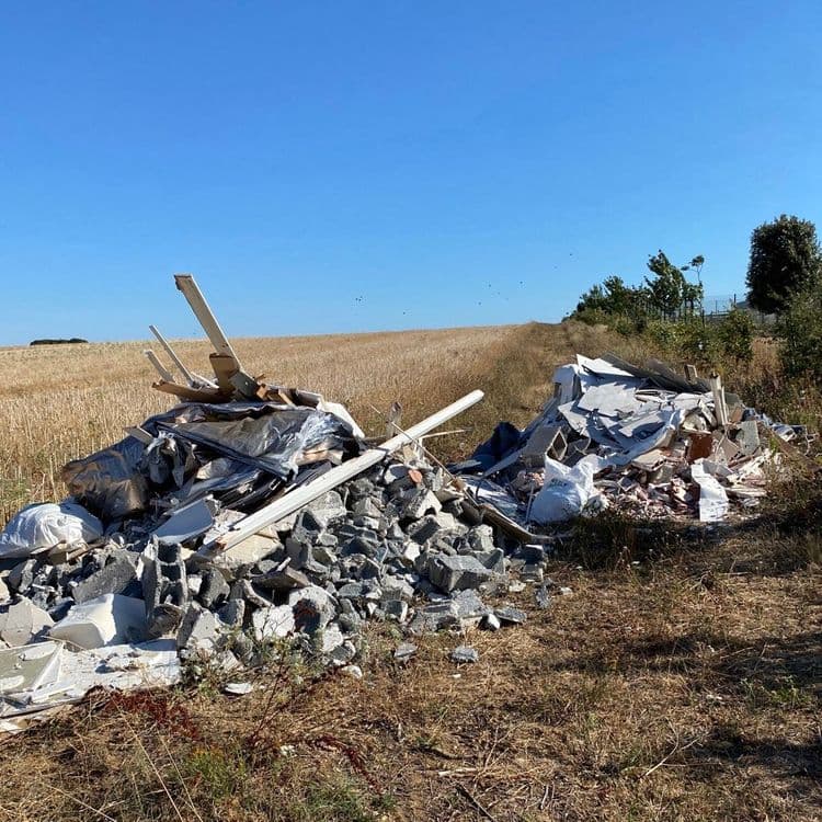 Déchets travaux de maison
Parpaings ……


