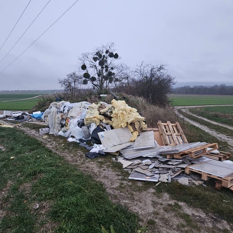 Benne de matériaux de construction
Mobiliers, pneus