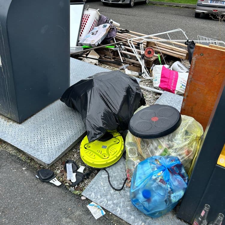 Voici l'analyse des déchets présents sur les images :

On observe une variété de déchets incluant :

*   **Sacs poubelles noirs** : Contenu indéterminé, probablement des déchets ménagers divers. On estime leur poids total à environ 10 kg.
*   **Sacs plastiques transparents/bleus** : Visiblement remplis de bouteilles en plastique et autres emballages plastiques. Estimation du poids : 5 kg pour les sacs transparents et 3 kg pour le sac bleu.
*   **Déchets verts** : Branches et autres résidus végétaux épars. Quantité estimée : 2 kg.
*   **Déchets encombrants** :
    *   Séchoir à linge en métal : 3 kg.
    *   Planche en bois : 5 kg.
    *   Divers éléments en bois (petites planches, tasseaux...) : 4 kg.
*   **Objets divers** :
    *   Caddie de courses : 2 kg.
    *   Linge (vêtements, couvertures...) : 3 kg.
    *   Panier à linge en plastique : 1 kg.
    *   Couvercle vert d'un objet non identifiable : 1 kg.
    *   Couvercle noir d'un objet non identifiable : 1 kg.
    *   Balance : 1 kg.
*   **Cartons** : Divers cartons et emballages en carton. Estimation du poids total : 7 kg.
*   **Déchets non triés** : Bouteilles en verre, autres objets non identifiables. Estimation du poids : 4 kg.
*   **Chaussures** : Paire de chaussures jetée. Estimation du poids total : 1 kg.

Cette évaluation est une estimation visuelle et le poids réel peut varier. Il est nécessaire de procéder à une pesée précise lors de la collecte pour obtenir des données exactes.

