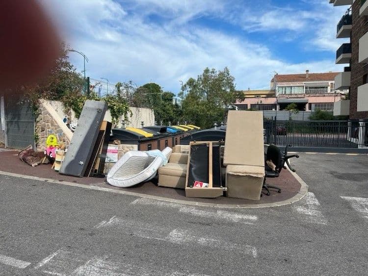 Voici le détail des déchets abandonnés, avec une estimation de leur quantité et de leur poids :

Des éléments de mobilier rembourré sont présents, comprenant trois sections distinctes, probablement issues d'un canapé ou de fauteuils, pour un poids total estimé à 75 kilogrammes. On observe également des panneaux de bois et d'aggloméré, soit quatre grands panneaux qui semblent être des éléments de garde-robe ou de lit, et environ trois planches plus petites, représentant un poids total estimé à 110 kilogrammes. Un matelas de taille simple est déposé, avec un poids estimé à 20 kilogrammes. Une chaise de bureau à roulettes est visible, son poids est estimé à 12 kilogrammes. Parmi les objets, il y a des jouets d'enfants, dont deux porteurs (un jaune et un rose) et un petit seau, pour un poids total estimé à 4 kilogrammes. Un tapis roulé est également présent, avec un poids estimé à 8 kilogrammes. Enfin, des débris divers, constitués de quelques petits objets et emballages non identifiables, sont estimés à 7 kilogrammes.