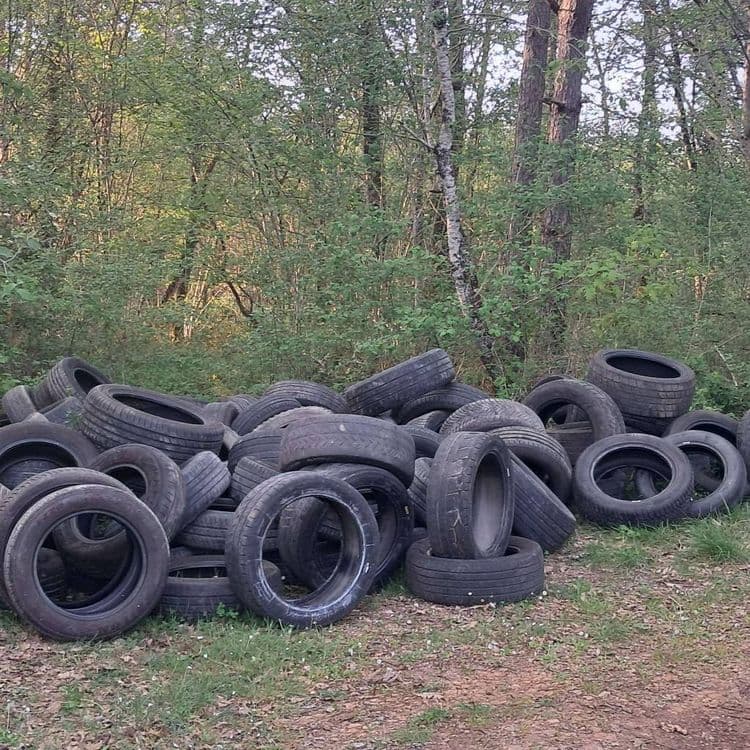 Voici l'analyse des déchets présents sur l'image :

On constate un dépôt sauvage de pneus usagés. 
La quantité estimée est d'environ 40 pneus.
Le poids unitaire d'un pneu de voiture étant estimé à 10 kg, le poids total de ces déchets est estimé à 400 kg.
