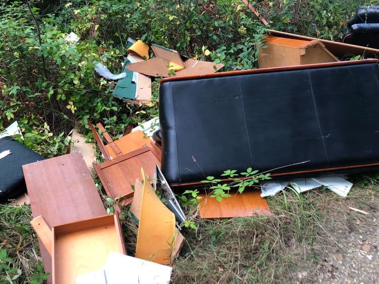 Meubles déposés en pleine forêt: pas loin de la fête des Loges
