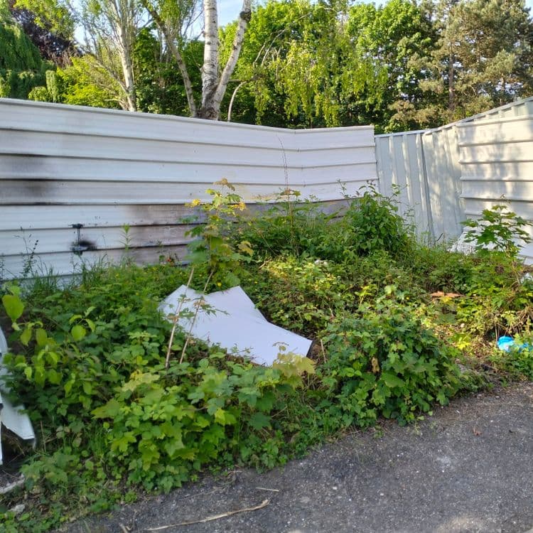 Mobilier divers sur la voirie et à côté d'une clôture de chantier 