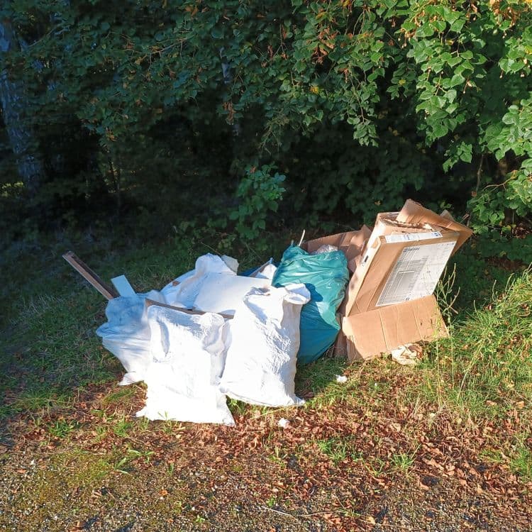 Gravats et cartons, sur le parking. Environ 1m3