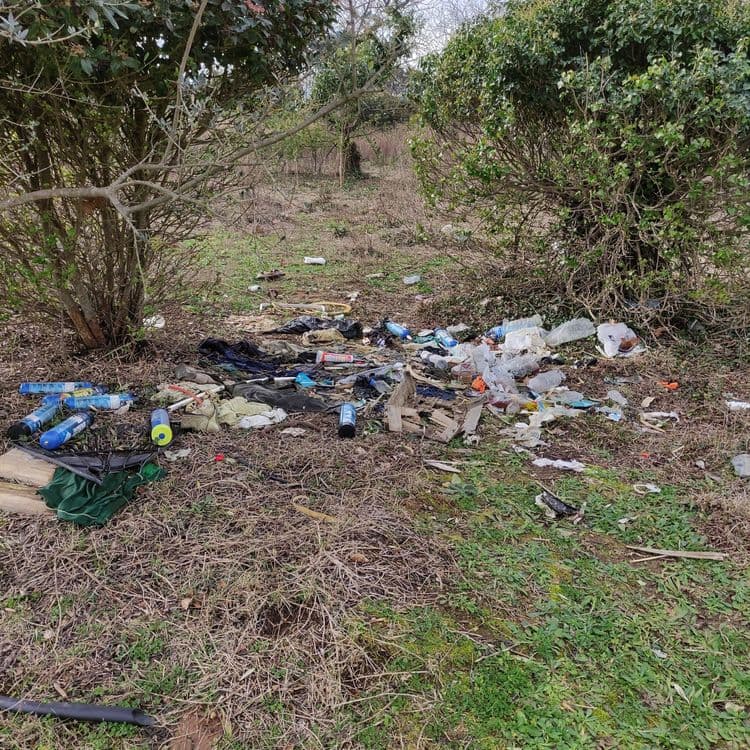 Déchets plastiques bouteille de gazilarant il faut au moins 3-4 gros sac poubelle pour que ce soit propre ça peut au moins 3 mois que ces ordures sont au sol
