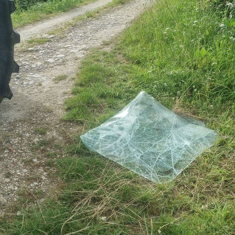 Un Pare-brise sur le chemin de l'Aubier. 
Toujours au même endroit ! 