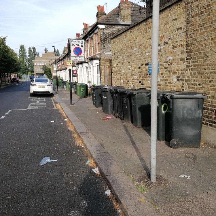 Rubbish and unclean pavement 