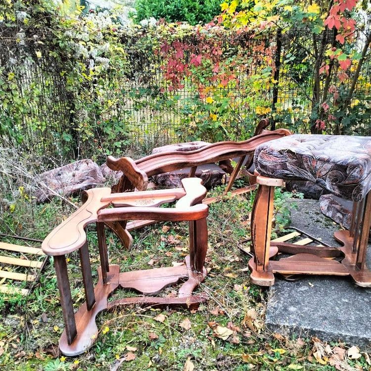Canapé et fauteuils abandonnés à côté d'un transformateur électrique 