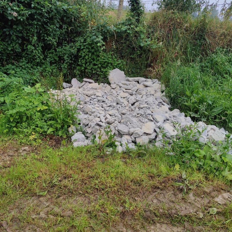 Gravats sur le bas-côté de la route