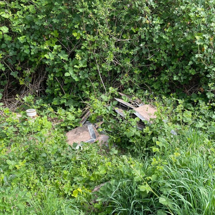 Suite à l'examen de la situation, les déchets suivants ont été identifiés :

*   **Déchets de construction (tuiles ou ardoises)** : Une quantité estimée à environ 20-30 unités est visible. Le poids total de ces éléments est évalué entre 15 et 25 kg.

*   **Pot de peinture vide** : Un pot est repéré, il est estimé à 1kg

Les estimations de poids sont données à titre indicatif et peuvent varier en fonction de la nature exacte des matériaux et de leur état de dégradation.
