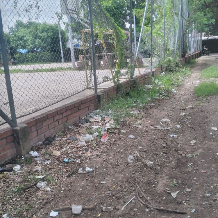 El problema es que es una vía poco transitada y por esa razón la gente aprovecha para votar su basura además de que queda cerca de la cancha por eso hay tantas bolsas de refrescos, una solución seria poner una cesta de basura.