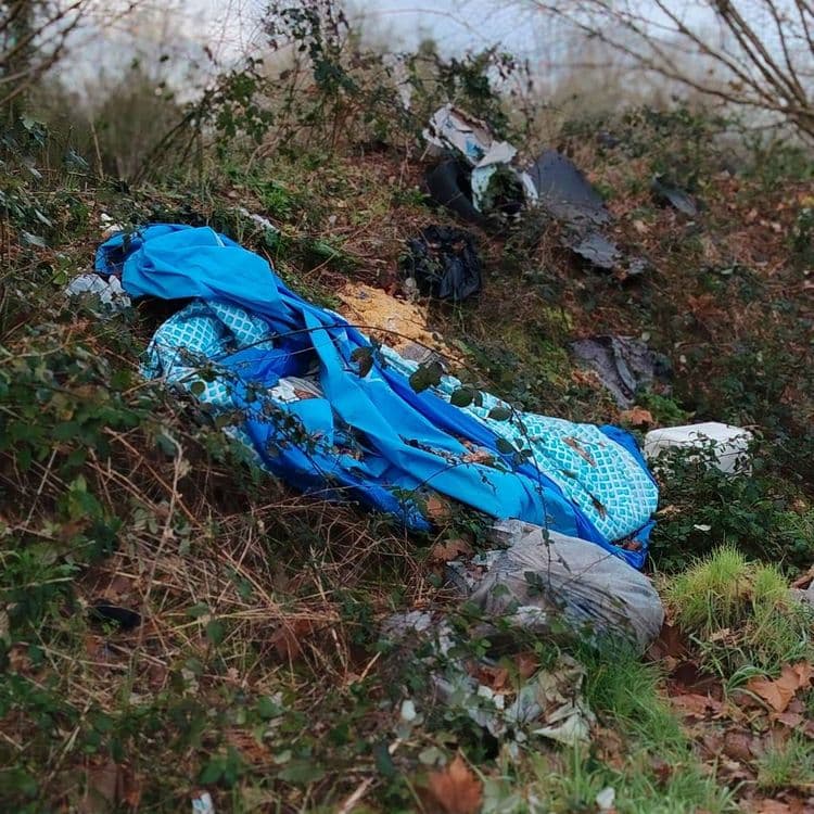 Divers encombrants et déchets travaux.
