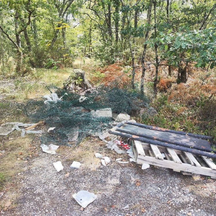 Voici le relevé des déchets abandonnés sur le site :

Un volume important de grillage métallique de couleur verte est présent, estimé à environ 30 à 50 kilogrammes, formant un amas d'environ 3 à 4 mètres cubes.

Plusieurs débris de béton ou de parpaings sont visibles, pour un poids total estimé entre 20 et 30 kilogrammes, soit 3 à 5 morceaux de taille moyenne.

Des plastiques divers, incluant des sacs et des bâches, sont éparpillés. Leur poids est estimé à 1 à 2 kilogrammes, représentant une dizaine de fragments ou sacs légers.

Une palette en bois est également sur place, avec un poids estimé entre 15 et 25 kilogrammes.

Une structure métallique, composée de barres ou d'un cadre, repose sur la palette. Son poids est estimé à 20 à 30 kilogrammes, correspondant à une structure de 2 à 3 barres principales.

Enfin, plusieurs fragments de plâtre ou d'isolant de couleur blanche sont dispersés au sol, pour un poids estimé à 2 à 3 kilogrammes, soit une quinzaine de petits morceaux.