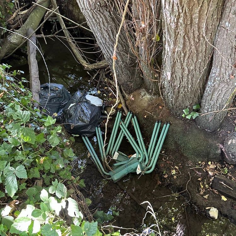 Chemin du moulin de saint cloud, dépôt de sacs poubelles et fauteuils de camping dans le ruisseau du Houlbec , en zone d’arrêté préfectoral de protection de biotopes 