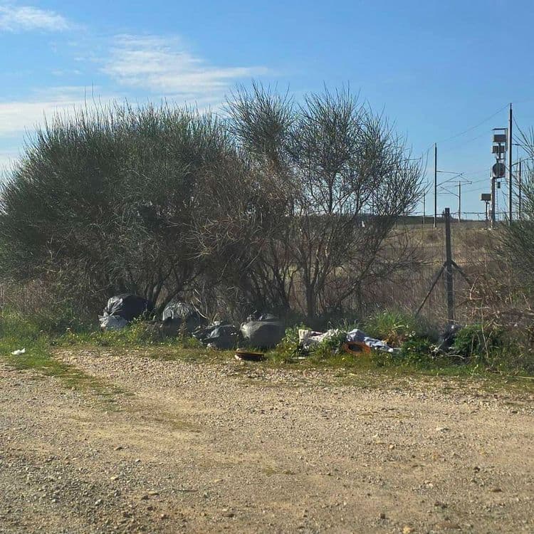 Sacs poubelles rempli de vêtements et autres