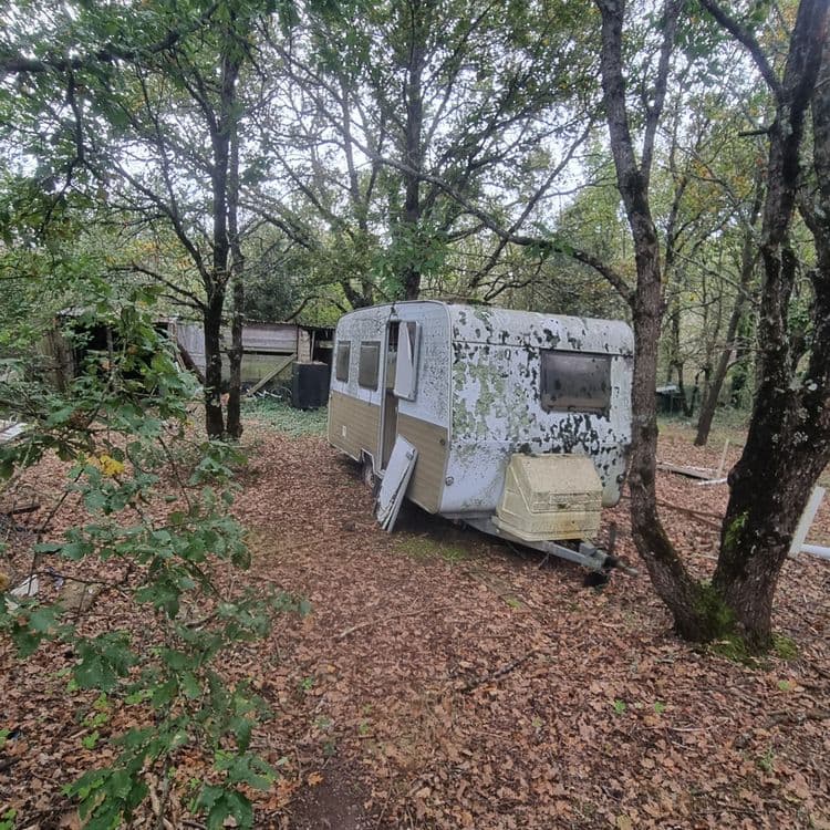 Caravane abandonnée au milieu d'un bois. Présence de plastiques et poluants en tout genre ! 
Plaque d'immatriculation pouvant servir à identification. 