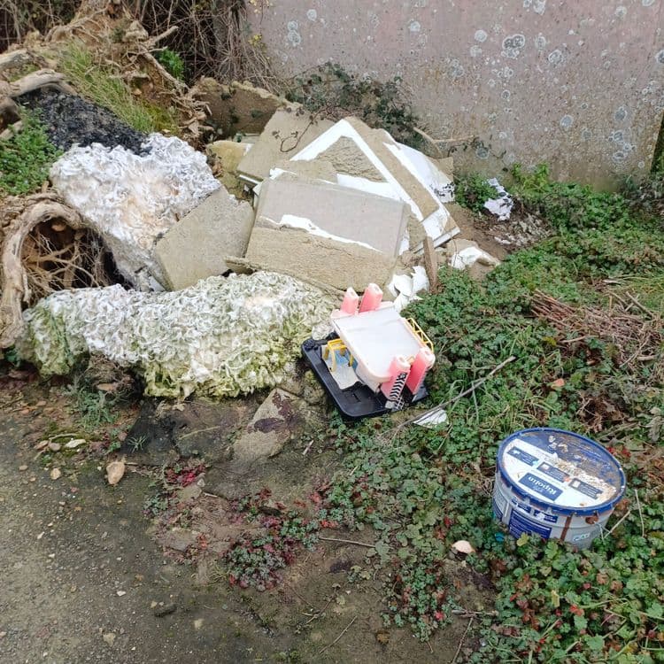 Déchets constatés sur la photo :

- **Déchets de matériaux de construction :** Il s’agit de plusieurs morceaux de plaques de plâtre ou de ciment cassées. L’estimation du poids est d’environ 20 kg, soit une quantité approximative de 10 plaques de taille moyenne.

- **Déchets de polystyrène :** Une grosse quantité de polystyrène expansé blanc est visible, probablement issu d’isolant.  L’estimation du poids est d’environ 15 kg,  une estimation de volume approximatif de 0,1 m³.

- **Déchet de jouet :** Un jouet en plastique cassé est présent. Le poids est négligeable (< 1 kg).

- **Déchets de peinture :** Un pot de peinture, apparemment à moitié vide, est visible sur la photo. Le poids estimé est d’environ 2 kg.

- **Déchets végétaux :** Des déchets de branchages et de végétaux sont également présents. Le poids est difficile à estimer précisément sur la base de la seule image et pourrait varier entre 5 et 10 kg.

Au total, la masse estimée des déchets est comprise entre 42 et 52 kg.  Ces estimations sont approximatives et basées sur l'aspect visuel des déchets sur la photo. Une évaluation plus précise nécessiterait une inspection sur place.

