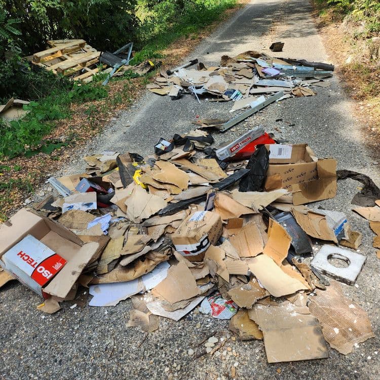 Décharge sauvage de cartons et métaux,  huile de vidange, pièces usagées de voitures, adresse sur carton.