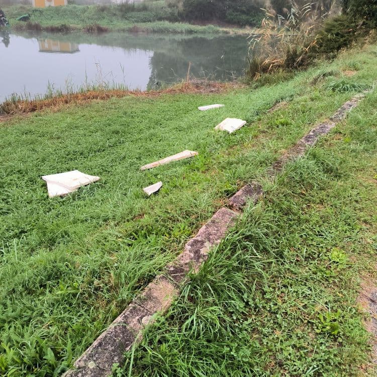 Polystyrène dans l'eau et sur les rives 
