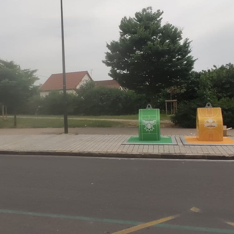 Juste  cachés derrière les arbustes au fond, près du mur, dépôt sauvage, vêtements sales, puants, bouteilles ammoniaque, cuillère avec résidu drogue,ciseaux, Terre plein situé près des écoles et arrêt de bus.