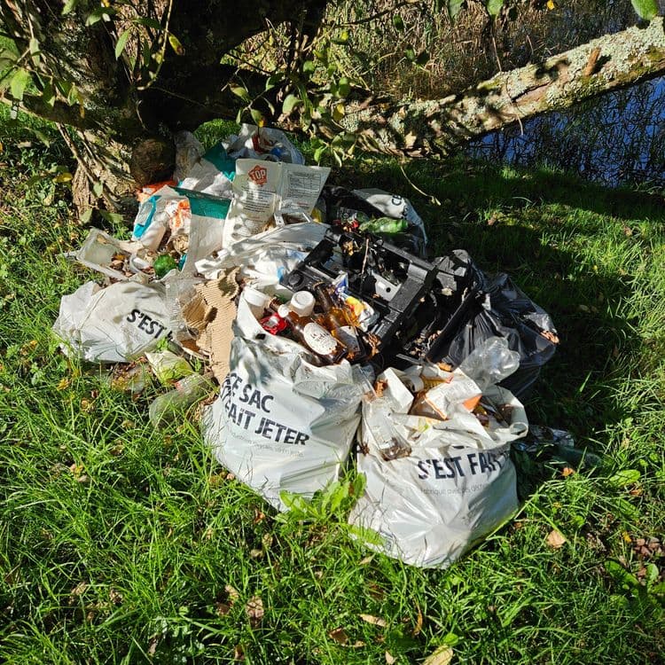 Décharge sauvage
Divers déchets d'emballages.