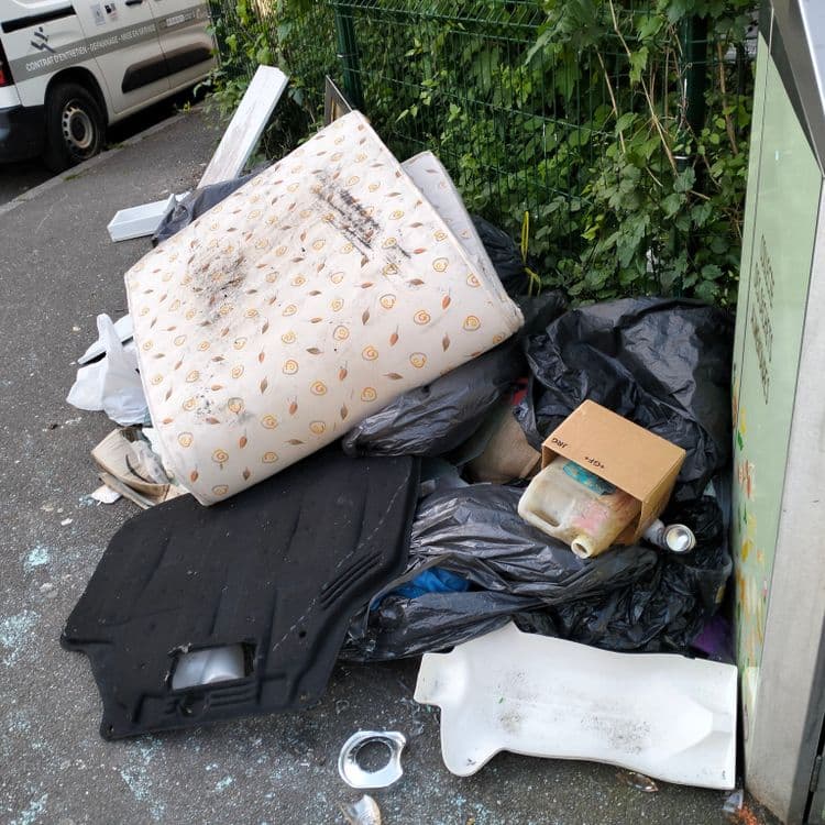 Pneus usagés, mobilier, matelas, valises, tapis, déchets divers 