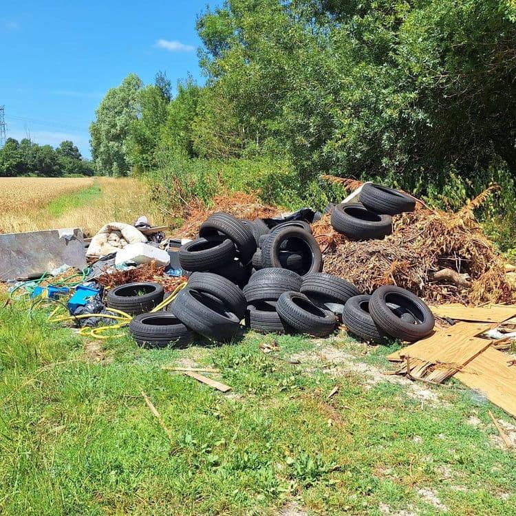 Tas de pneus et autres déchets. Tout le chemin est jonché de détritus.