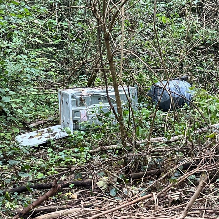 Cuisinière,sac poubelle rempli 


