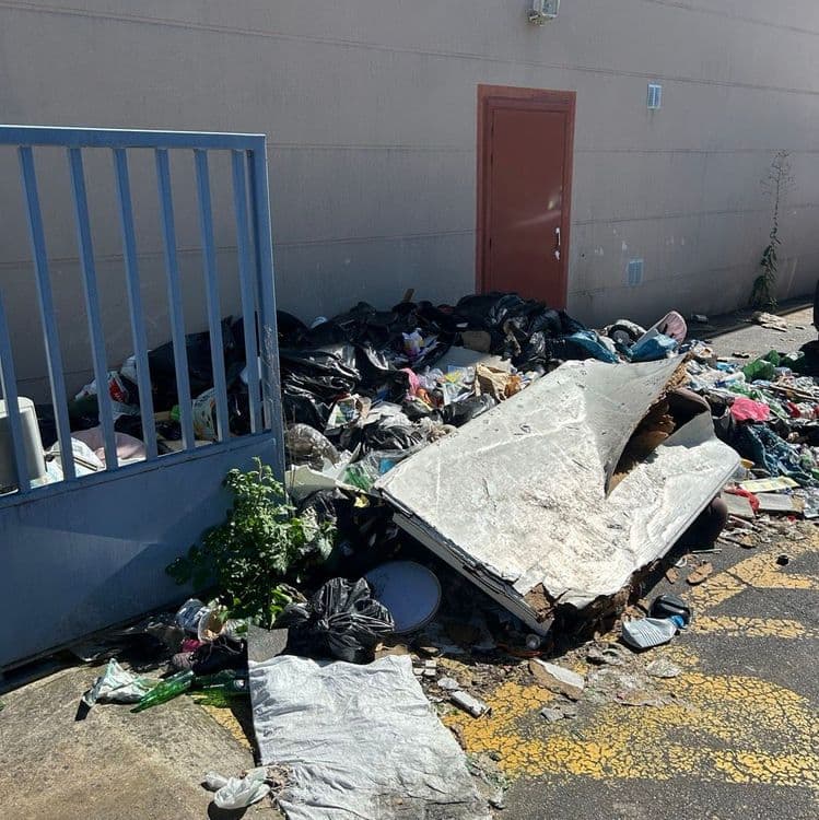 Bonjour à tous,

Cela fait maintenant plus d’un an que ce dépôt sauvage ne cesse de s’agrandir.

Malgré plus d’une vingtaine de signalements auprès des services de la mairie, de nombreux appels téléphoniques et plusieurs relances, aucune action concrète n’a été entreprise à ce jour.

La situation devient vraiment préoccupante : accumulation de déchets, risque de nuisibles, mauvaises odeurs et dégradation du cadre de vie pour les riverains.

Le dépôt occupe désormais une surface équivalente à une place de parking entière. On y trouve tout type de déchets : sacs-poubelles, encombrants, gravats, déchets ménagers et divers objets abandonnés. Au fil du temps, la quantité de déchets ne cesse d’augmenter.

Je suis aujourd’hui désemparé face à l’absence de réaction des autorités compétentes et je me tourne vers vous pour solliciter votre aide afin que cette situation puisse enfin être prise en compte.

Lieu : 9 avenue de rosny,  Noisy le sec 93130

Merci d’avance pour votre soutien et votre aide. 🙏