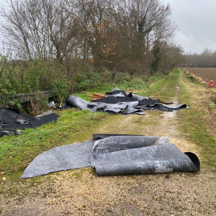 Bois et plastique en grande quantité 
