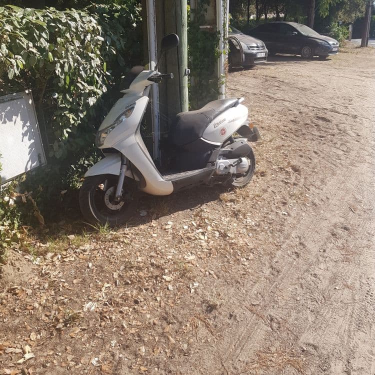 Ce scooter est stationné depuis plusieurs jours et je pense qu'il est abandonné 