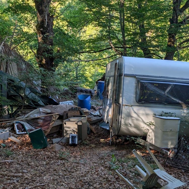 vieille caravane, tas de tôle, peut-être un squatt mais pas vu de présence humaine 