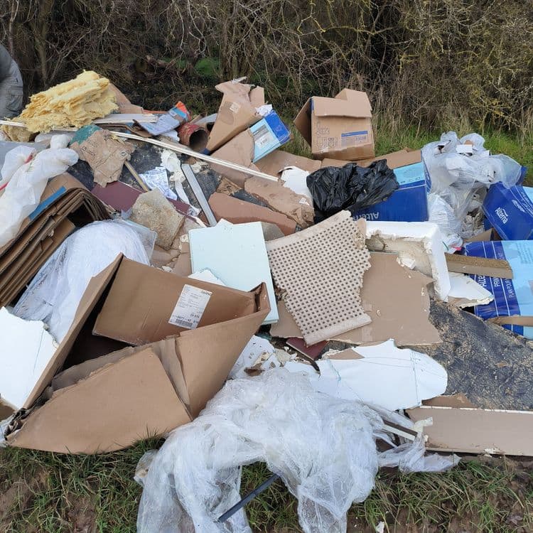 Décharge sauvage déchets maçonnerie 