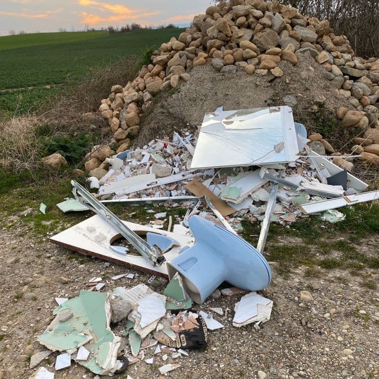 Déchets constatés sur site :

- **Miroir cassé**:  environ 5 kg, 1 unité.
- **Porcelaine sanitaire (sanitaire cassé)**: environ 15 kg, 1 unité.
- **Plaques de plâtre et débris de revêtement mural:** environ 20 kg, quantité importante en volume.
- **Débris de carrelage:** environ 10 kg, quantité importante en volume.
- **Profilés métalliques et autres éléments de structure:** environ 10 kg, 2 éléments.
- **Déchets divers (morceaux de bois, plastique, etc.):** environ 5 kg, quantité non déterminable précisément.


La quantité de déchets est importante, nécessitant l'intervention d'une équipe et d'un véhicule adapté pour son enlèvement.  Ces estimations de poids sont approximatives et peuvent varier. Une évaluation plus précise nécessiterait une intervention sur site.



