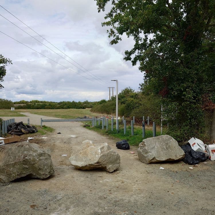 Divers déchets, pneus, gravats