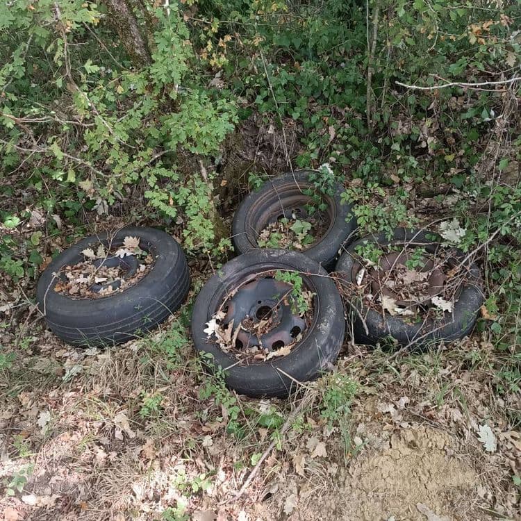 4 roues complètes abandonnées en bord de chemin à 20 m de la route