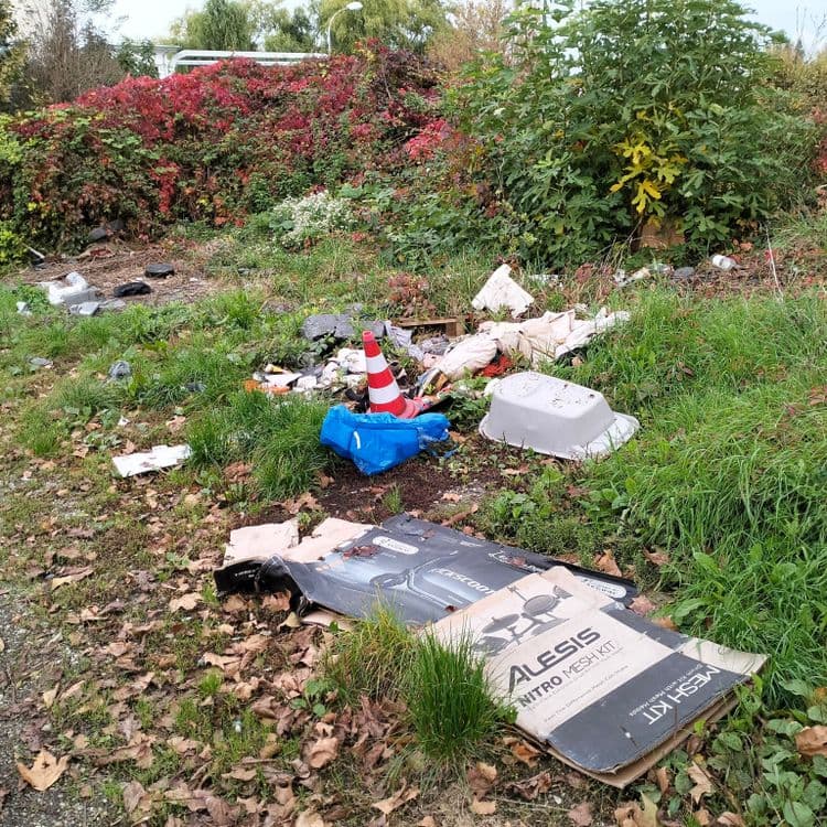 Déchets divers au bord d'un canal 