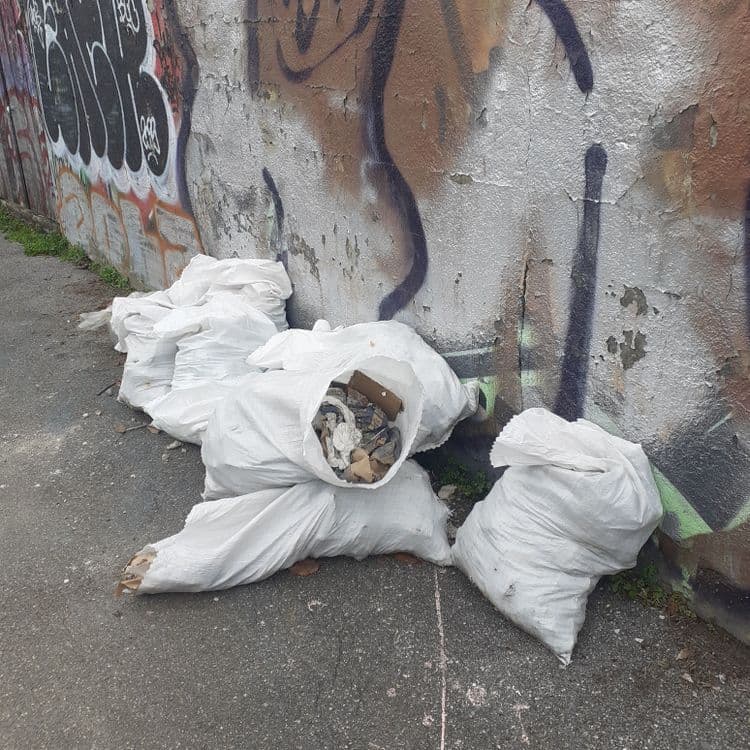 Gravats et sacs plastiques