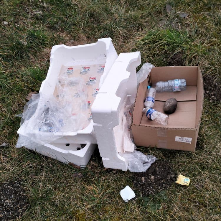 Cartons, polystyrène, déchets divers abandonnés à proximité d'un ruisseau 