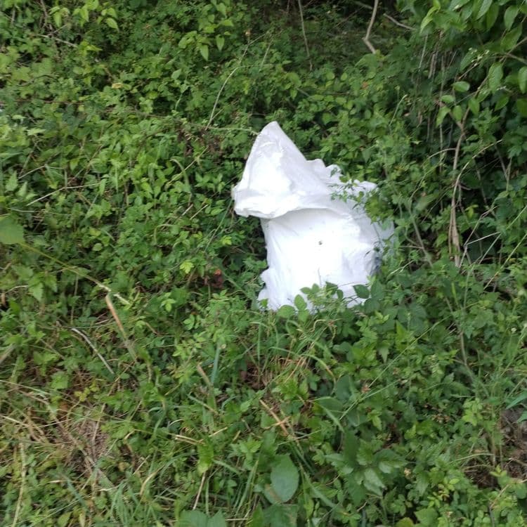 Plusieurs sacs gravats en plusieurs endroits côté droite 