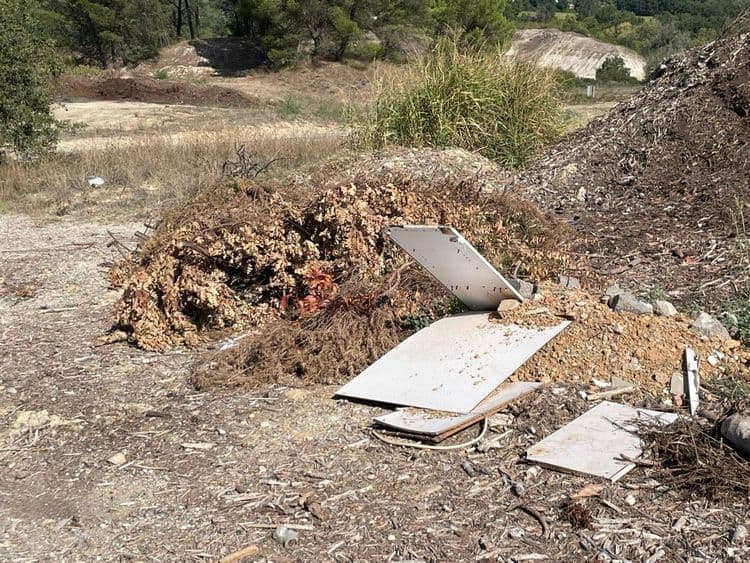 débris végétaux, poutres, branchages, gravats de chantier, sacs et bouteilles plastiques etc.
