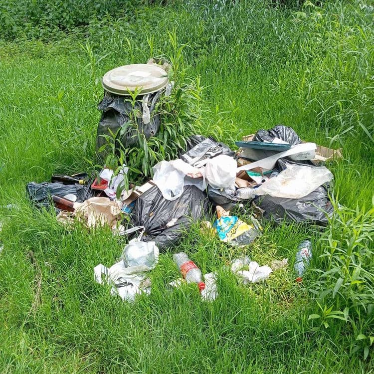 Poubelle pleine , déchet poser a côté 