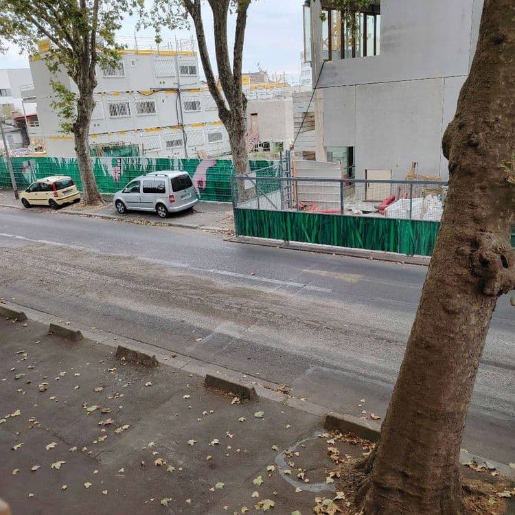 Bonjour, des camions toupies déversent du béton. Merci...