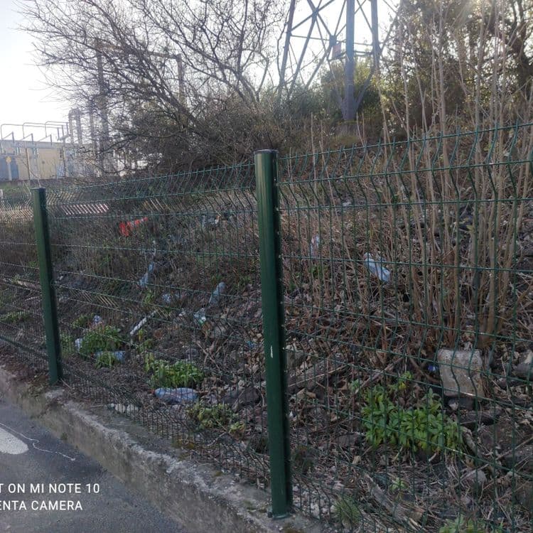 Des dizaines de bouteilles plastic
