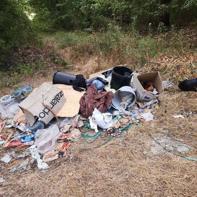Déchets divers, cartons, plastiques......etc.........