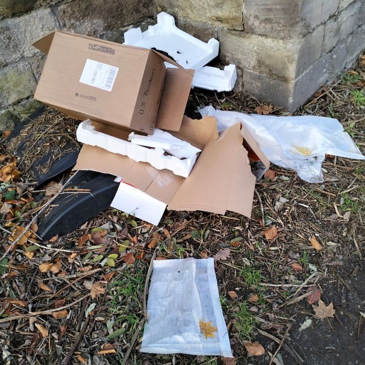 Cartons, emballage divers au bord de la route et d'un pont 